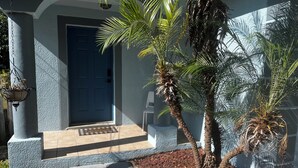A house with a blue door, a small porch, and a palm tree. - Beautiful home in Oldsmar (Oldsmar)