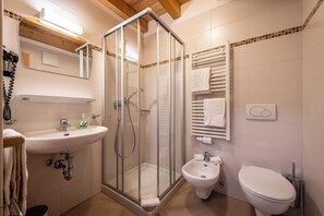 Dusche, Haartrockner, Bidet, Handtücher