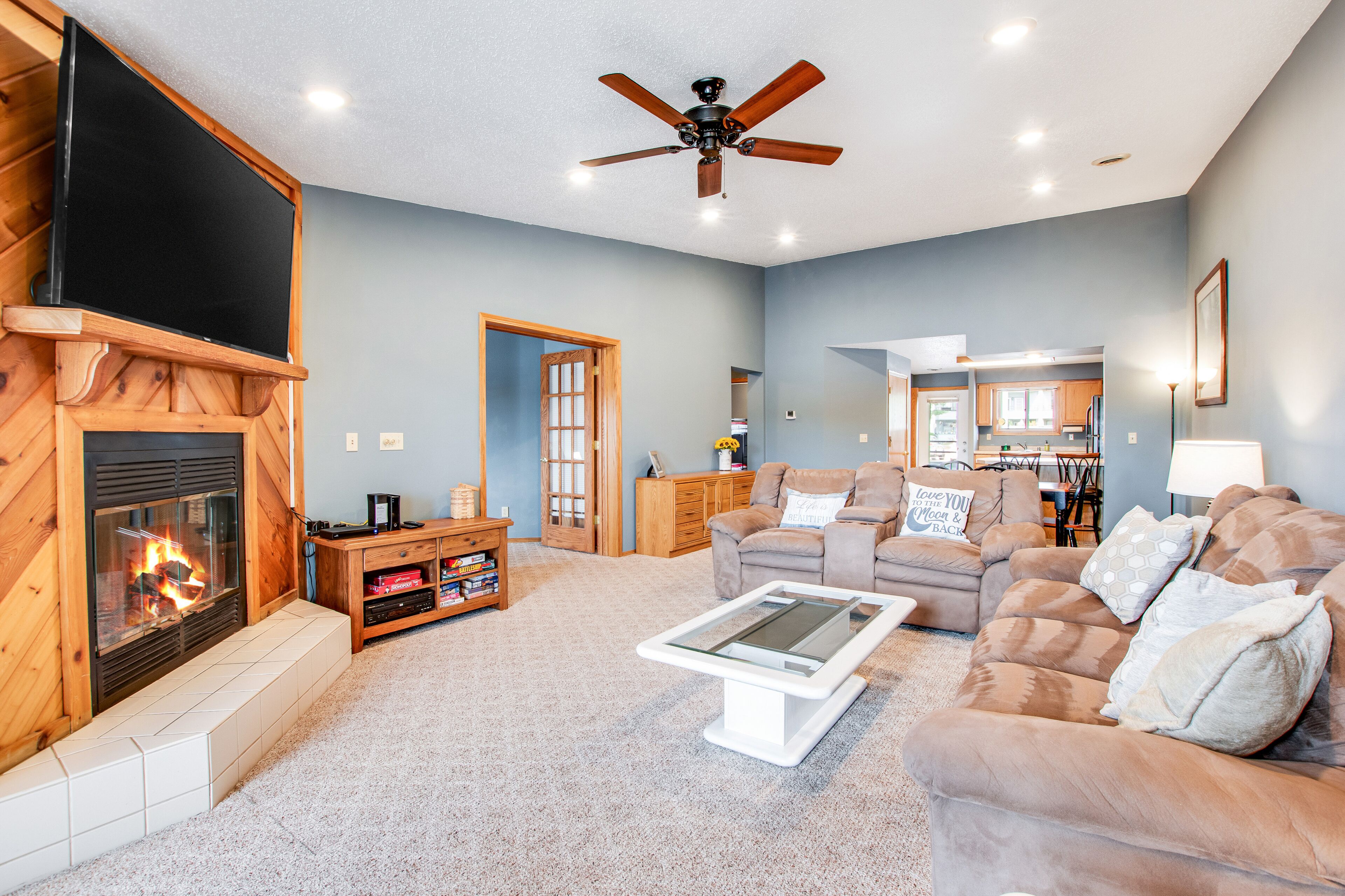 Beautiful lakefront home w/free WiFi, full kitchen, shared pool & hot tub