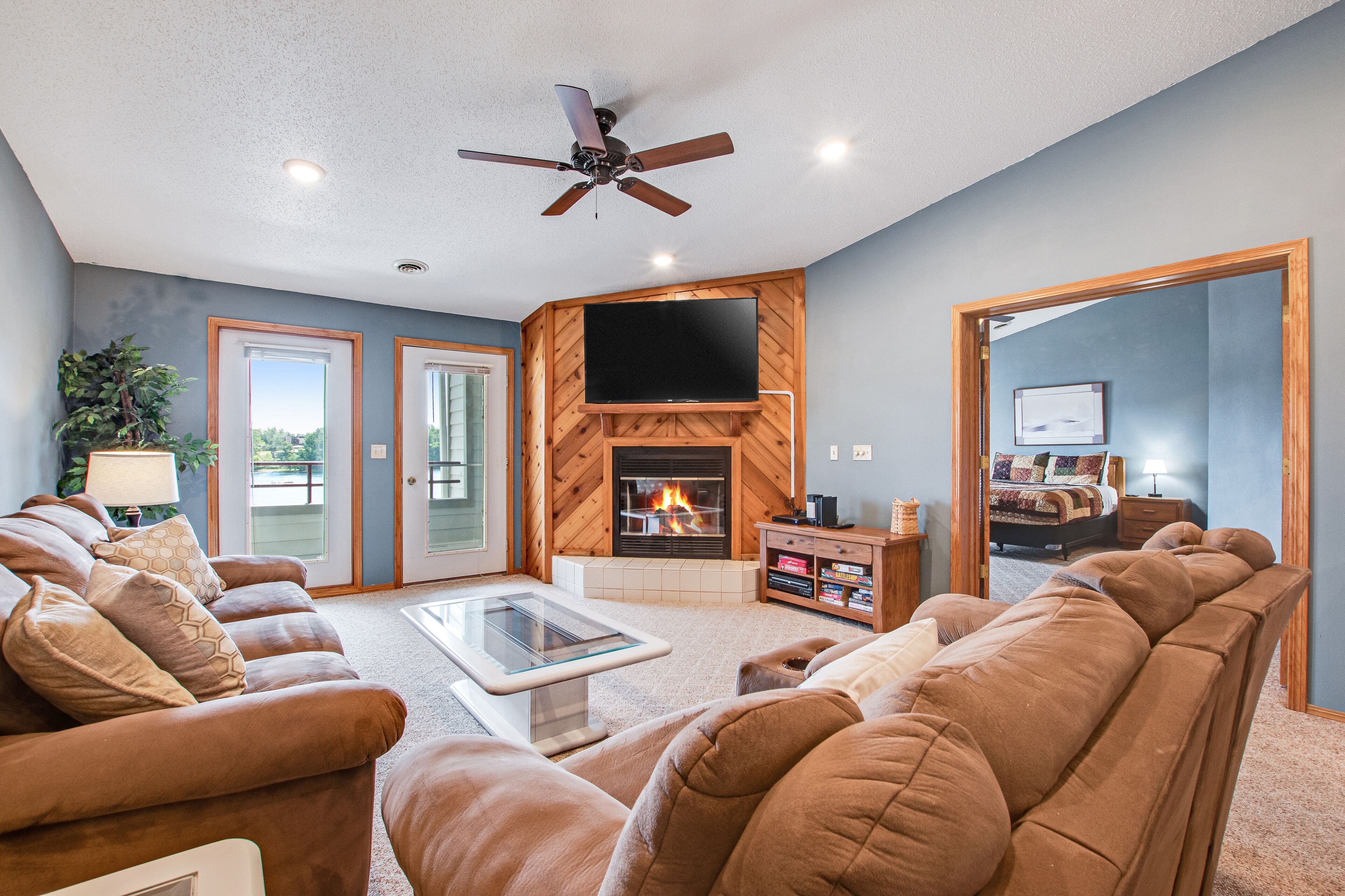 Beautiful lakefront home w/free WiFi, full kitchen, shared pool & hot tub