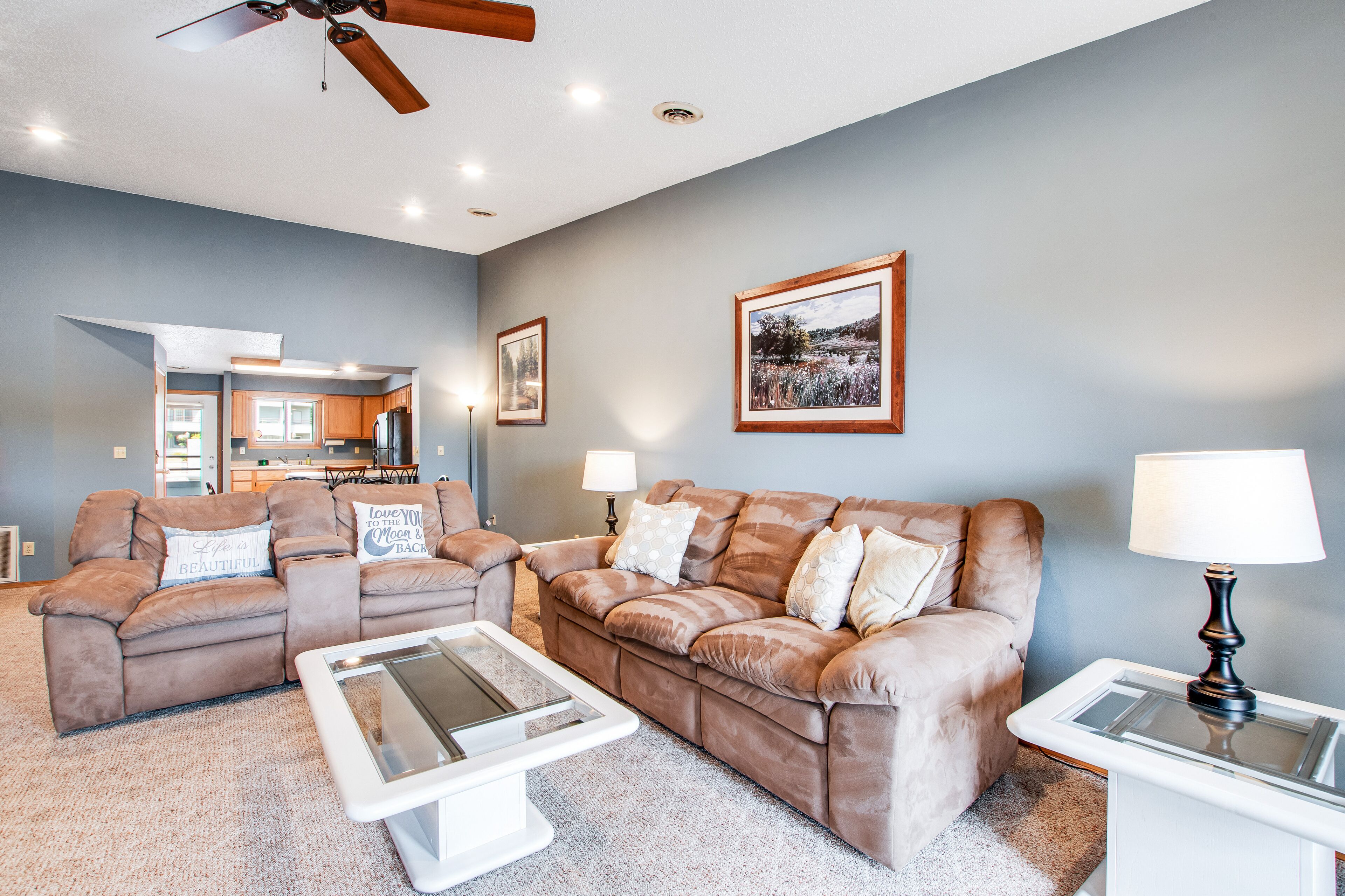 Beautiful lakefront home w/free WiFi, full kitchen, shared pool & hot tub