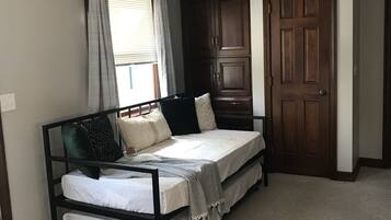 1 多间卧室、办公桌、旅行婴儿床、WiFi