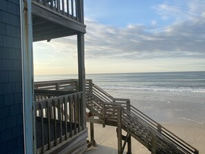 Aan het strand, ligstoelen aan het strand, strandlakens