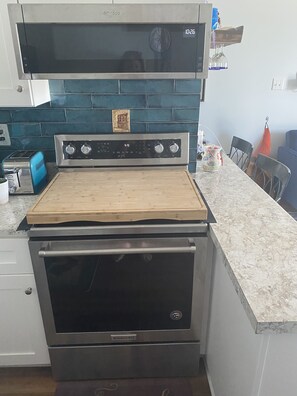 Een koelkast, een magnetron, een oven, een kookplaat