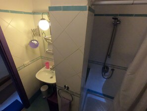Ducha, secador de pelo, toallas y jabón