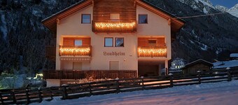 House Landheim Apart. Mountain view with separate bedroom and waterfall view!