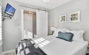 2 bedrooms, iron/ironing board, free WiFi, bed sheets - Island Vibes Cottage - Amazing Location (Clearwater Beach)