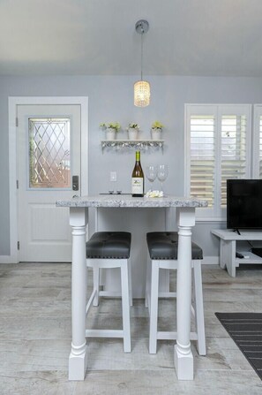 Dining - Island Vibes Cottage - Amazing Location (Clearwater Beach)