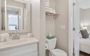 Shower, hair dryer, towels, shampoo - Island Vibes Cottage - Amazing Location (Clearwater Beach)
