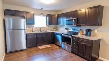 Frigorífico, microondas, horno y placa de cocina