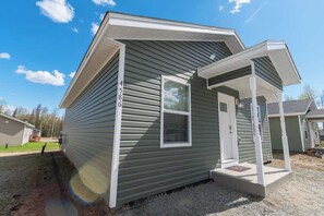 Exterior - Full Kitchen, In-Suite Laundry, Wi-Fi, and Parking (Wasilla)