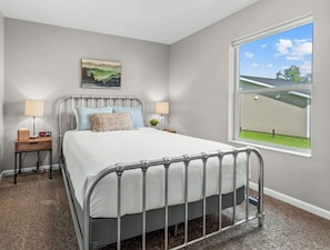 2 bedrooms, iron/ironing board, travel crib, WiFi - Full Kitchen, In-Suite Laundry, Wi-Fi, and Parking (Wasilla)
