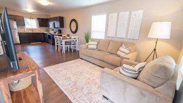 Una televisión, una oficina