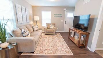 Una televisión, una oficina