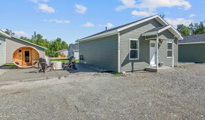 A small, single-story building with a covered outdoor seating area and a sauna. - Full Kitchen, In-Suite Laundry, Wi-Fi, and Parking (Wasilla)