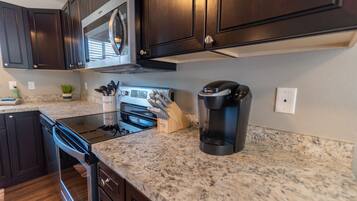 Geladeira, micro-ondas, fogão, cooktop