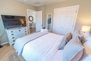 2 bedrooms, iron/ironing board, travel cot, WiFi - Full Kitchen, In-Suite Laundry, Wi-Fi, and Parking (Wasilla)