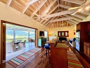 Smart-TV, DVD-Player, Videothek, Stereoanlage