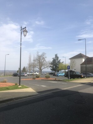 Onsite parking - Appartement Gite Neuf 2 de 2 a 7 Personnes (Lagor)