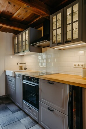 Jääkaappi, uuni, liesi, astianpesukone