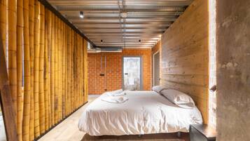 2 bedrooms, iron/ironing board, bed sheets