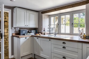 Een koelkast, een magnetron, een oven, een kookplaat