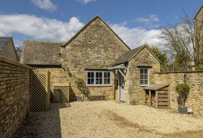 Exterior - Old Stable Cottage is a glorious, well thought out former farm building (Kingham)