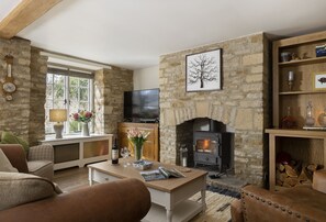 TV, fireplace, DVD player - Old Stable Cottage is a glorious, well thought out former farm building (Kingham)