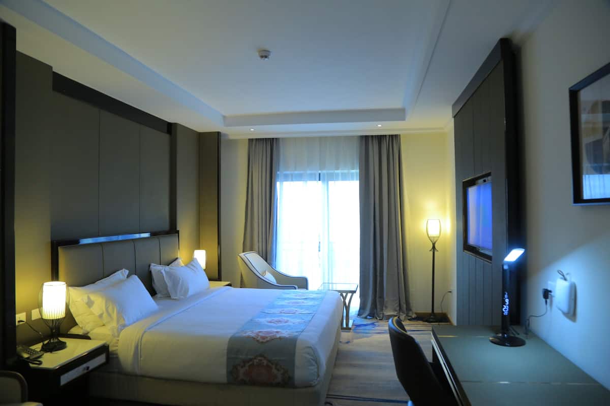 Family Room | Minibar, desk, laptop workspace, free WiFi