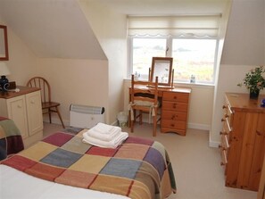 3 bedrooms, internet, bed sheets