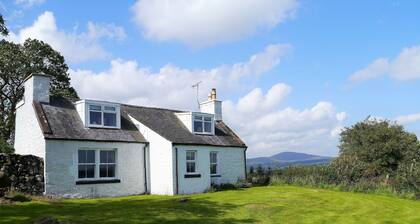 Airie Farmhouse - a house that sleeps 6 guests in 3 bedrooms