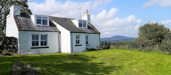 Airie Farmhouse - a house that sleeps 6 guests in 3 bedrooms