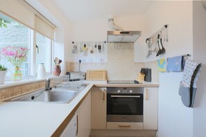 Réfrigérateur, micro-ondes, lave-vaisselle, chaise haute