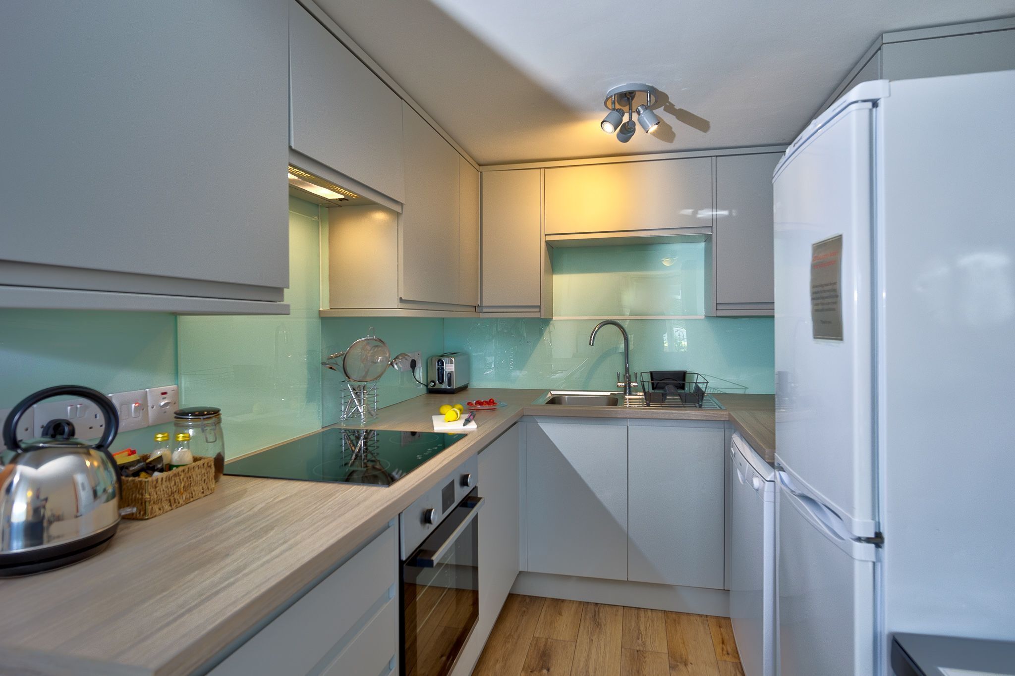 Mikrobølgeovn, ovn, oppvaskmaskin og høy barnestol