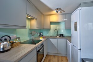 ميكروويف، فرن، غسالة أطباق، كرسي للأطفال