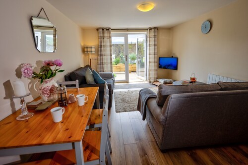 Howgills Apartment 8 (self-catering accommodation with free parking and Wi-Fi)
