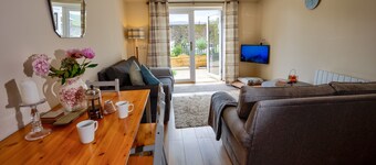 Howgills Apartment 8 (self-catering accommodation with free parking and Wi-Fi)
