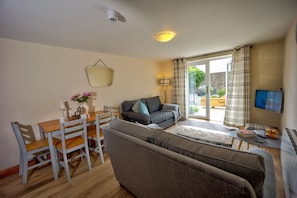 TV - Howgills Apartment 8 (self-catering accommodation with free parking and Wi-Fi) (Sedbergh)