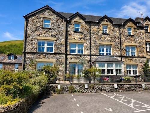 Howgills Apartment 8 (self-catering accommodation with free parking and Wi-Fi)