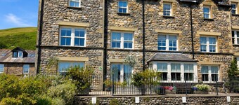 Howgills Apartment 8 (self-catering accommodation with free parking and Wi-Fi)