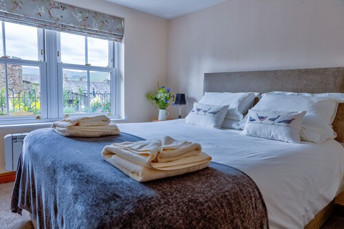 Howgills Apartment 8 (self-catering accommodation with free parking and Wi-Fi)
