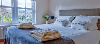 Howgills Apartment 8 (self-catering accommodation with free parking and Wi-Fi)