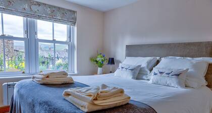Howgills Apartment 8 (self-catering accommodation with free parking and Wi-Fi)