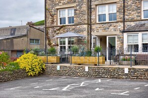 Exterior - Howgills Apartment 8 (self-catering accommodation with free parking and Wi-Fi) (Sedbergh)