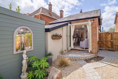 Immaculate luxury retreat in pretty village with great pubs - Box Valley Cottage