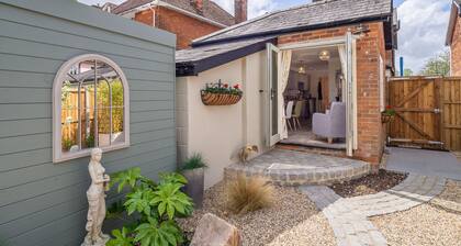 Immaculate luxury retreat in pretty village with great pubs - Box Valley Cottage