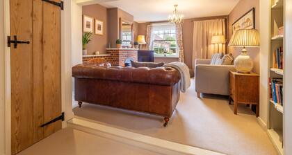 Immaculate luxury retreat in pretty village with great pubs - Box Valley Cottage