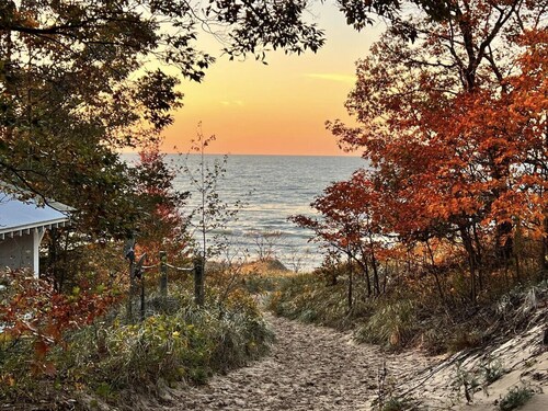 LakePath Beach House - walk to beach, hot tub, pets