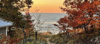 LakePath Beach House - walk to beach, hot tub, pets