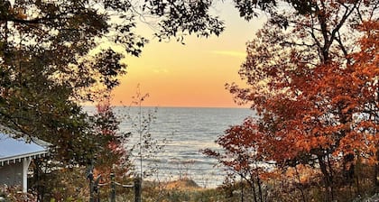 LakePath Beach House - walk to beach, hot tub, pets